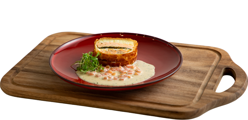 サーモンのパイ包み焼き　ベルモットソース