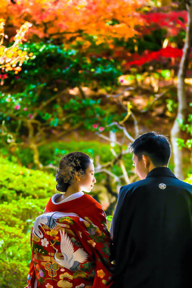 日本庭園で伝統衣装を身に纏う